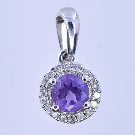 Hänge med troligen Ametist och diamanter ca19x0,005ct Guldfynd längd 12 mm, bredd 7 mm vitguld 18K. Vikt: 0,7 g