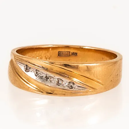 Ring doserad med 5 x 0,005ct 8/8-slipade diamanter stl:16¼ bredd 3-5,5mm, gravyr, 18K 3,5g. 