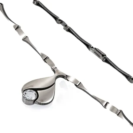 Collier Karl Laine för Finnfeelings Finland integrerat hänge med bergkristall längd 41,5cm bredd 1,8-4mm, hängets mått 24,7x40,7mm, fint skick, framstår oanvänd, lätt oxiderat silver 925/1000 23,8g. 