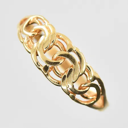 Ring Bismarck stl:19½, bredd 2-7mm, 18K. Vikt: 1,8 g