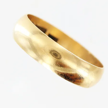 Ring stl:19½ bredd: 5mm, gravyr, 18K. Vikt: 4,1 g