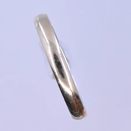 Ring med vit sten stl:15½, bredd 3 mm rödguld/vitguld garverad 18K. Vikt: 2,5 g