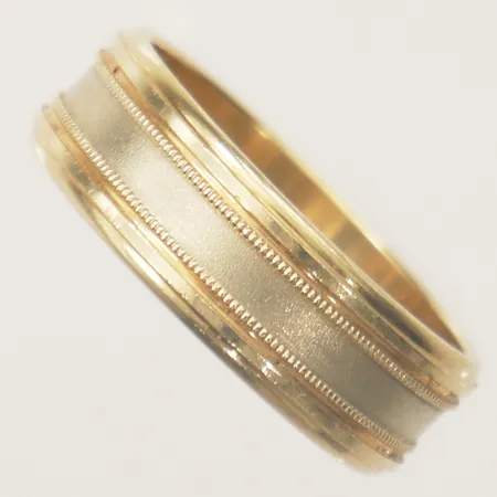 Ring tvåfärgad stl:18¼ bredd 6,5mm, gravyr 14K Vikt: 5,5 g