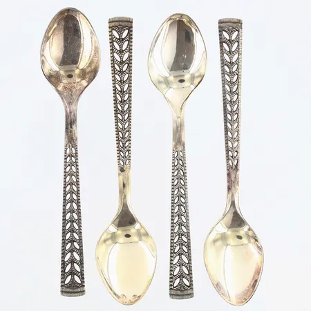 4 Kaffeskedar längd: 11cm, 830/1000 silver Vikt: 38,5 g