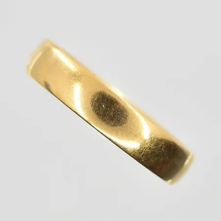 Ring stl:17¼ bredd 4mm, gravyr, 18K. Vikt: 2,7 g