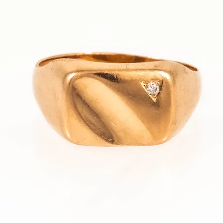 Klackring med en briljantslipad diamant 0,02ct stl:20¾ bredd 3,4-10,5mm, stenstorlek 0,02ct ingraverad, bruksslitage, 18K 7,7g.