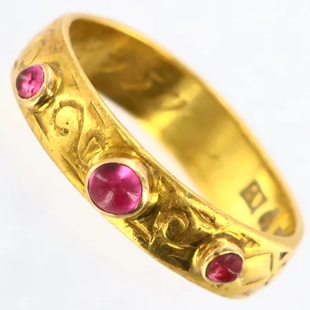 Ring med rosa stenar samt mönster, stl: 17, bredd: 4,5mm, gravyr, 23K Vikt: 4,4 g