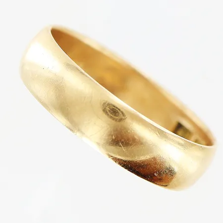 Ring stl:18 bredd: 5mm, gravyr, 18K. Vikt: 3,6 g