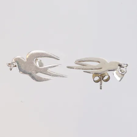 Ett par örhängen Efva Attling, Love Bird, 25x12mm, en snurrebus ej silver, något skeva stift, 925/1000 silver Vikt: 3 g