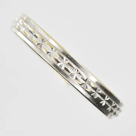 Ring stl:17½ bredd 3mm, gravyr, vitguld, 18K. Vikt: 2,6 g