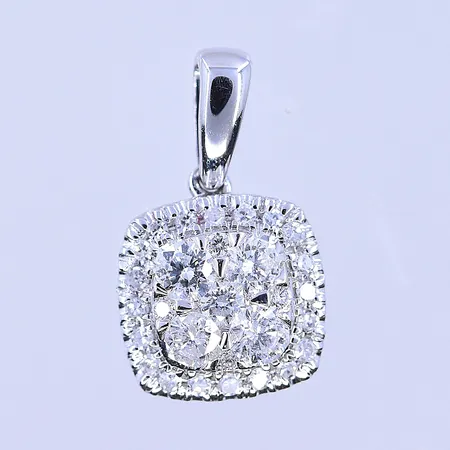 Hänge med diamanter ca 24x0,005ct och ca5x0,03ct Guldfynd längd 13 mm, bredd 8 mm vitguld 18K. Vikt: 0,8 g
