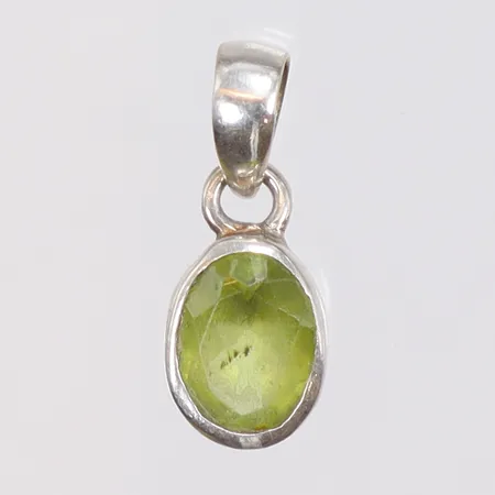 Hänge med grön sten, 17x7mm, 925/1000 silver Vikt: 1,2 g