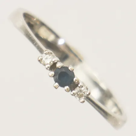 Ring med diamanter 2xca0,01ct amt safir, stl:17¼ bredd 3,2mm vitguld 14K Vikt: 1,7 g