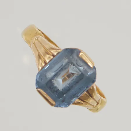 Ring fattning i 18K, skev skena i 23K, bruttovikt 3,9g.
