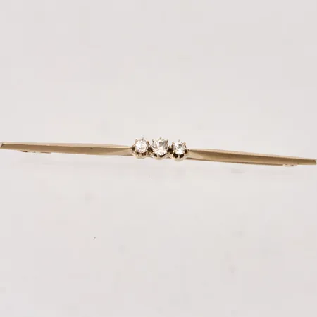 Brosch mått 4,3x66,5mm, 3st vita stenar, G. Dahlgren & Co Guldvaruaktiebolaget AB, 18K, 2,72g.