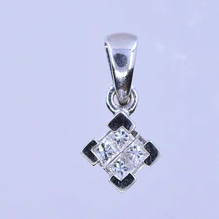 Hänge med 4st prinsesslipade diamanter Guldfynd längd 15 mm, bredd 7 mm vitguld 18K. Vikt: 1 g