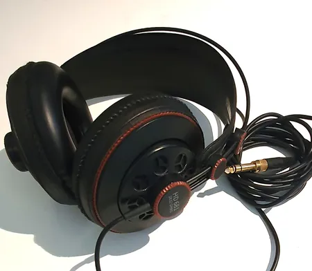 Ett par hörlurar superlux HD 681 Vikt: 0 g