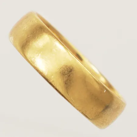 Ring slät stl:20 bredd 5,9mm, gravyr 18K Vikt: 6,7 g