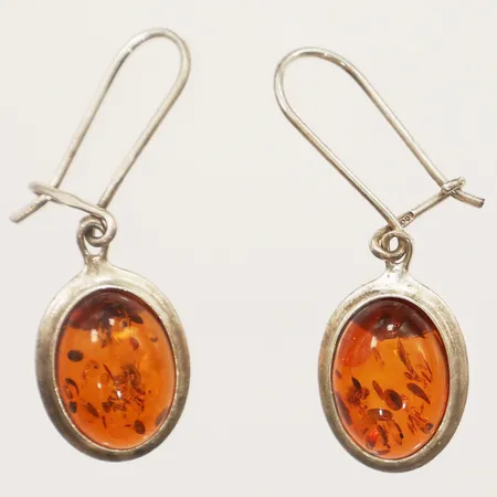 Ett par örhängen med bärnstenar, längd 40mm bredd 13mm silver 925/1000 Vikt: 3,5 g