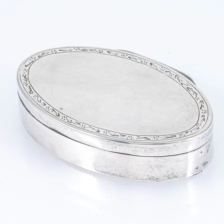Dosa i silver med förgylld insida. Mått 74 x 47 x 15 mm. Monogramgravyr på undersidan. Svårlästa stämplar- 1800-tal. 46,7g. 