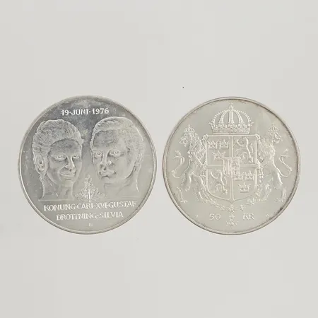 2 Jubileumsmynt Kungabröllopet 19 juni 1976 Konung Carl XVI Gustav och Drottning Silvia, Ø36mm, nominellt värde 50kr, 925/1000 Silver 53,7g.