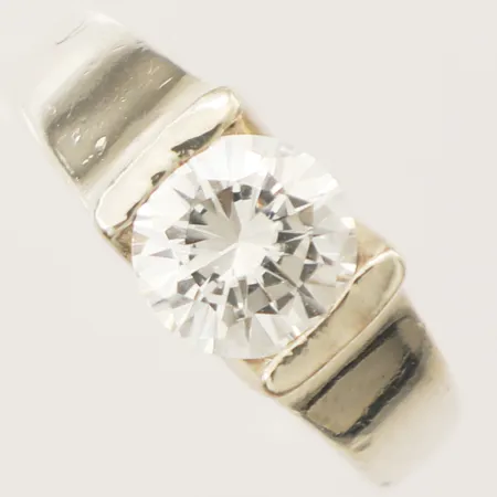 Ring med vit sten stl:17¼ bredd 8mm silver 925/1000 Vikt: 6,9 g