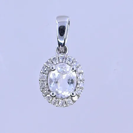 Hänge med troligen vit topas och diamanter ca18x0,005ct Guldfynd längd 14 mm, bredd 7 mm vitguld 18K. Vikt: 0,8 g