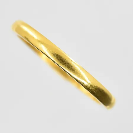 Ring stl:17¾ bredd 2mm, gravyr, 23K. Vikt: 3,7 g