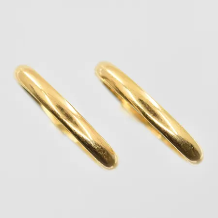 2 ringar stl:18, bredd 3mm, gravyr, 18K. Vikt: 7,2 g