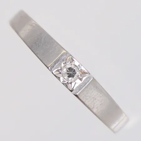 Ring i vitguld med diamant 1xca0,025 stl:15¾ bredd 2-3mm 18K Vikt: 1,6 g