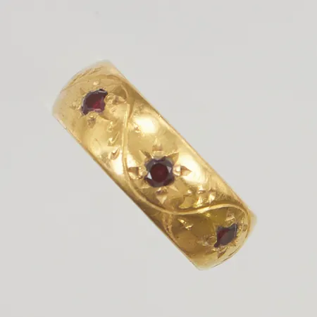 Ring stl:16 bredd 5mm röda stenar, gravyr, 23K 6,1g.
