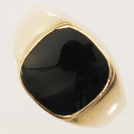 Ring med onyx stl:21¼, bredd 4,4-13,8mm defekt vid fattning 18K Vikt: 7,8 g