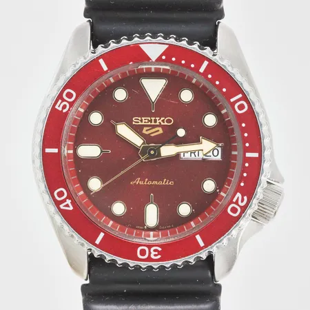 Herrur Seiko 5 Sports Ø ca 42,5mm automatisk refnr: SRPD69K1 serienr: 4R36-07G0 stål datum gummiband instuktionsbok box ytterkartong 