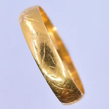 Ring stl:22½, bredd 5 mm 23K. Vikt: 5,3 g
