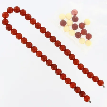 Collier med röda pärlor längd: 39cm, lås defekt, extra pärlor röda och vita 