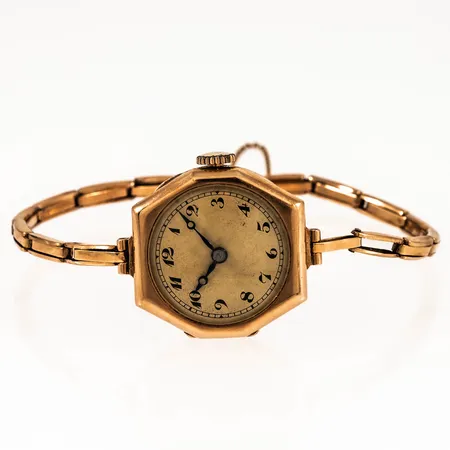 Damur guld 14K manuell 23mm plexiglas, flexband i 18K längd 16,5cm bredd 3mm, defekt länk, gravyr. Bruttovikt 16,8g.
