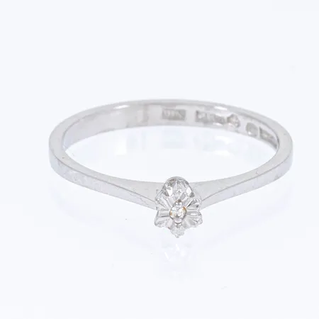 Ring med en 8/8-slipad diamant 0,01ct stl:17½ bredd 2-4mm, vitguld 18K 2,1g.