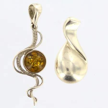 Två hängen ena med sten, längd: 31-38mm, 925/1000 silver Vikt: 6,8 g