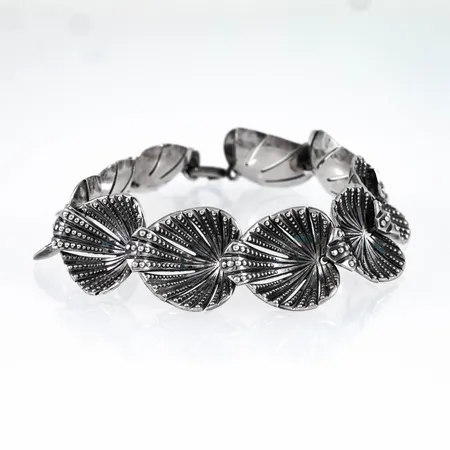 Armband längd 18,5cm bredd 19mm, lätt oxiderat silver 830/1000 29,5g.