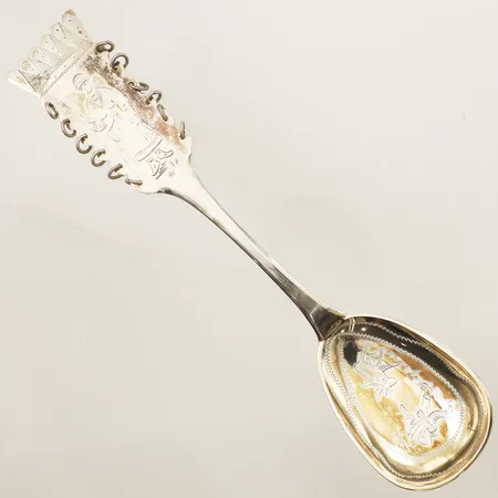 Uppläggningssked med same motiv, längd 21cm Persson Aktiebolag C O, förgyllda silver 830/1000 Vikt: 52,6 g