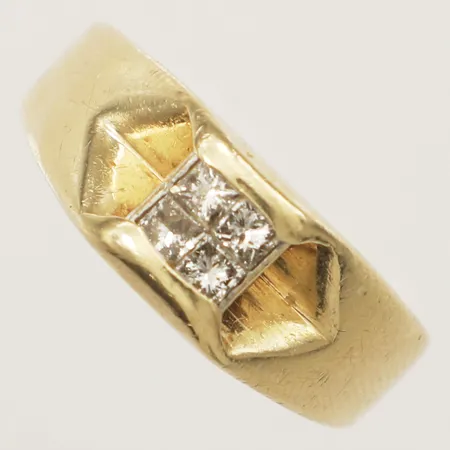 Ring med diamanter 4xca0,10ct stl:19½ bredd 3,9-8,7mm stämplad ODI 14K Vikt: 10,7 g