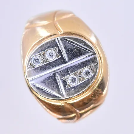 Klackring med vita stenar stl:19¼, bredd 4-17 mm vitguld/gulguld 18K. Vikt: 6,9 g