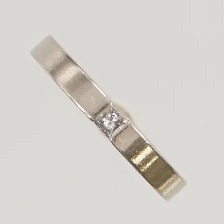 Ring med princesslipad diamant 0,12ct stl:17 bredd 3mm gravyr vitguld 18K 7,2g.