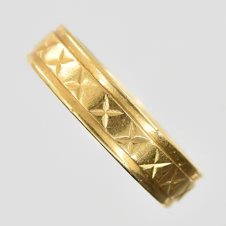 Ring stl:18¾ bredd 5mm, gravyr, 18K. Vikt: 4,1 g