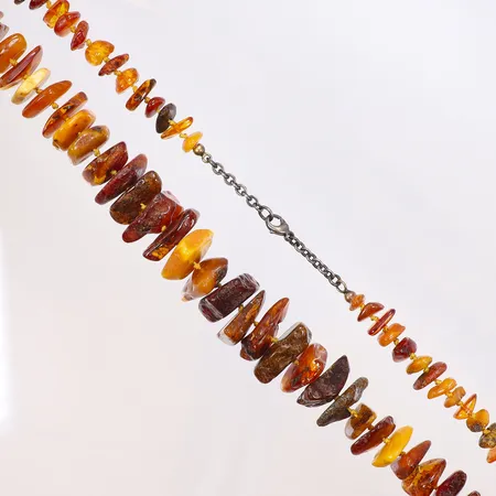 Collier med polerad bärnsten längd 71cm bredd 9-22mm, lås i oädel metall 