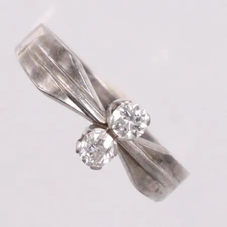 Syskonring vitguld med 2 diamanter på totalt 0,30ct enligt gravyr, äldre slipning stl:18½ 18k Vikt: 3,9 g