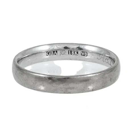 Ring slät stl:20 bredd 4mm, gravyr, bortnött rodiumyta, vitguld 18K 5,5g. 
