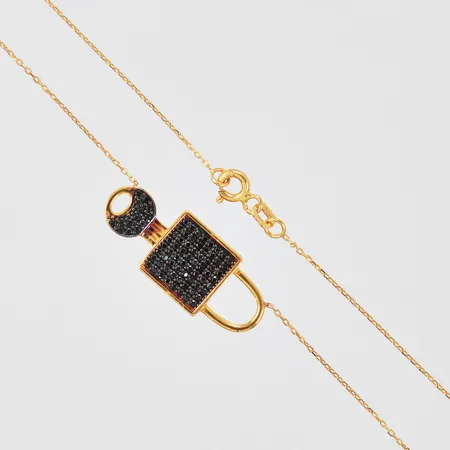 Collier hänglås med nyckel med svarta stenar längd: ca 46,8cm bredd: ca 1-11mm 21K  Vikt: 3,8 g