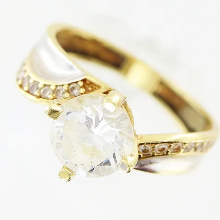 Ring vita stenar stl:15 bredd 2-8mm, något ojämn skena, 18K. Vikt: 2,7 g