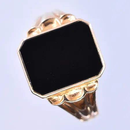 Klackring med Onyx platta stl:20¼, bredd 3-15 mm 18K. Vikt: 4,6 g